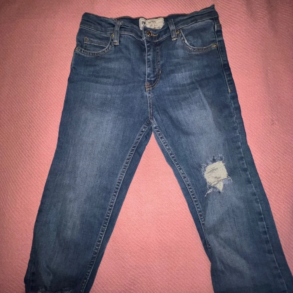 Free People Distressed Skinny Jeans Blue Denim Frayed Hem Size 25‎